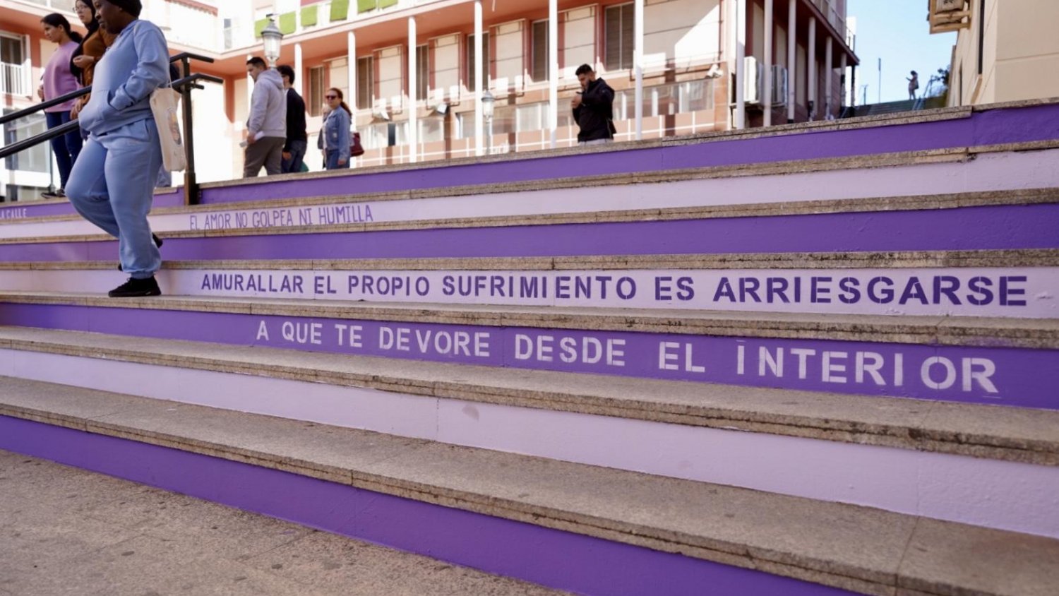 La lucha contra la violencia de género queda plasmada en las escalinatas de una calle del centro de Málaga 