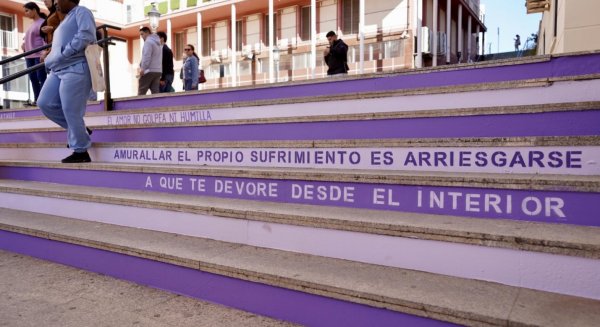La lucha contra la violencia de género queda plasmada en las escalinatas de una calle del centro de Málaga 