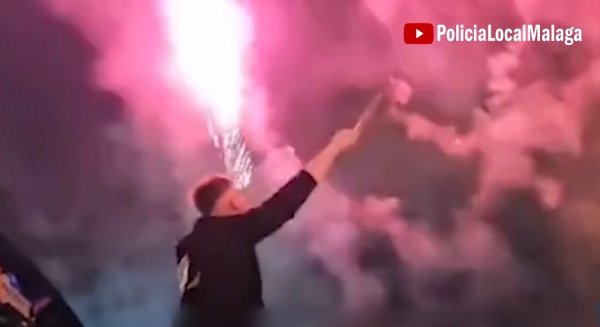 Denunciado el dueño de un 'coche discoteca' por organizar una fiesta en la calle con pirotecnia 