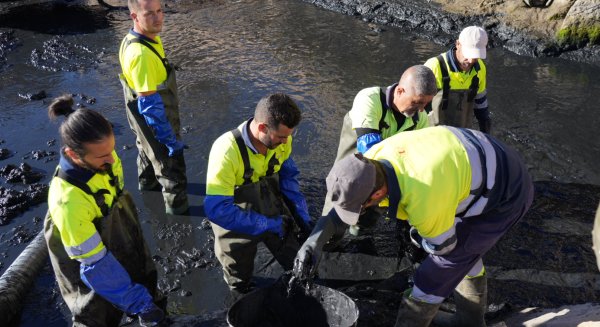 EMASA acomete la limpieza y retirada de lodos del tramo final del río Guadalmedina en Málaga capital 
