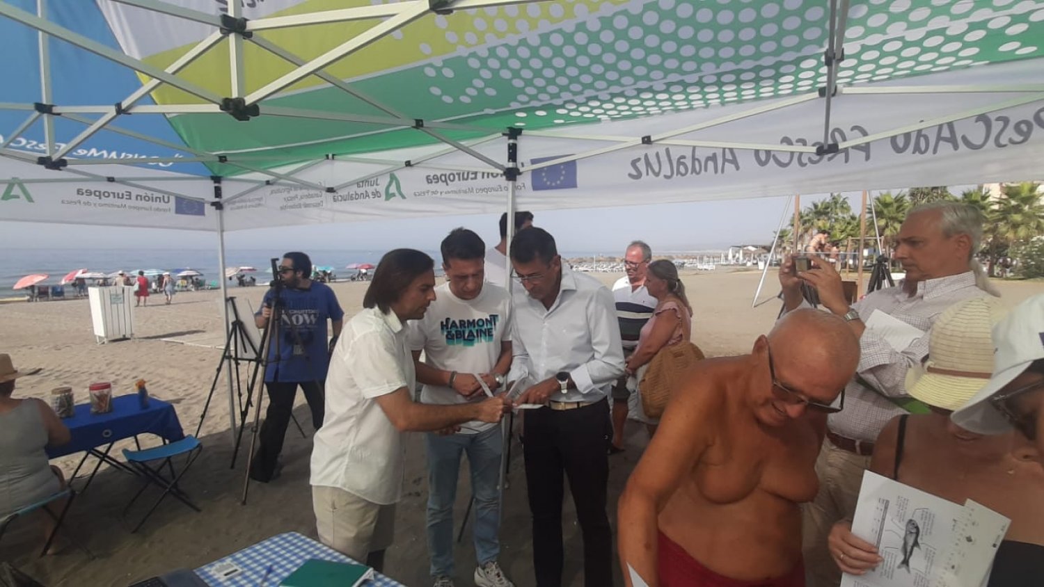 La Junta lleva a las playas de Málaga la campaña ‘Consume Pescado Fresco Andaluz’