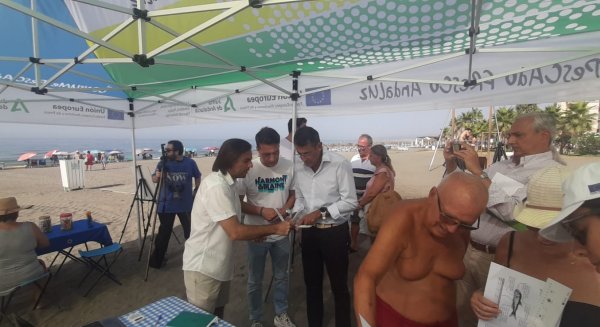 La Junta lleva a las playas de Málaga la campaña ‘Consume Pescado Fresco Andaluz’