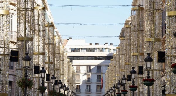 Calles del centro histórico y zonas emblemáticas de Málaga estrenan decoración de Navidad