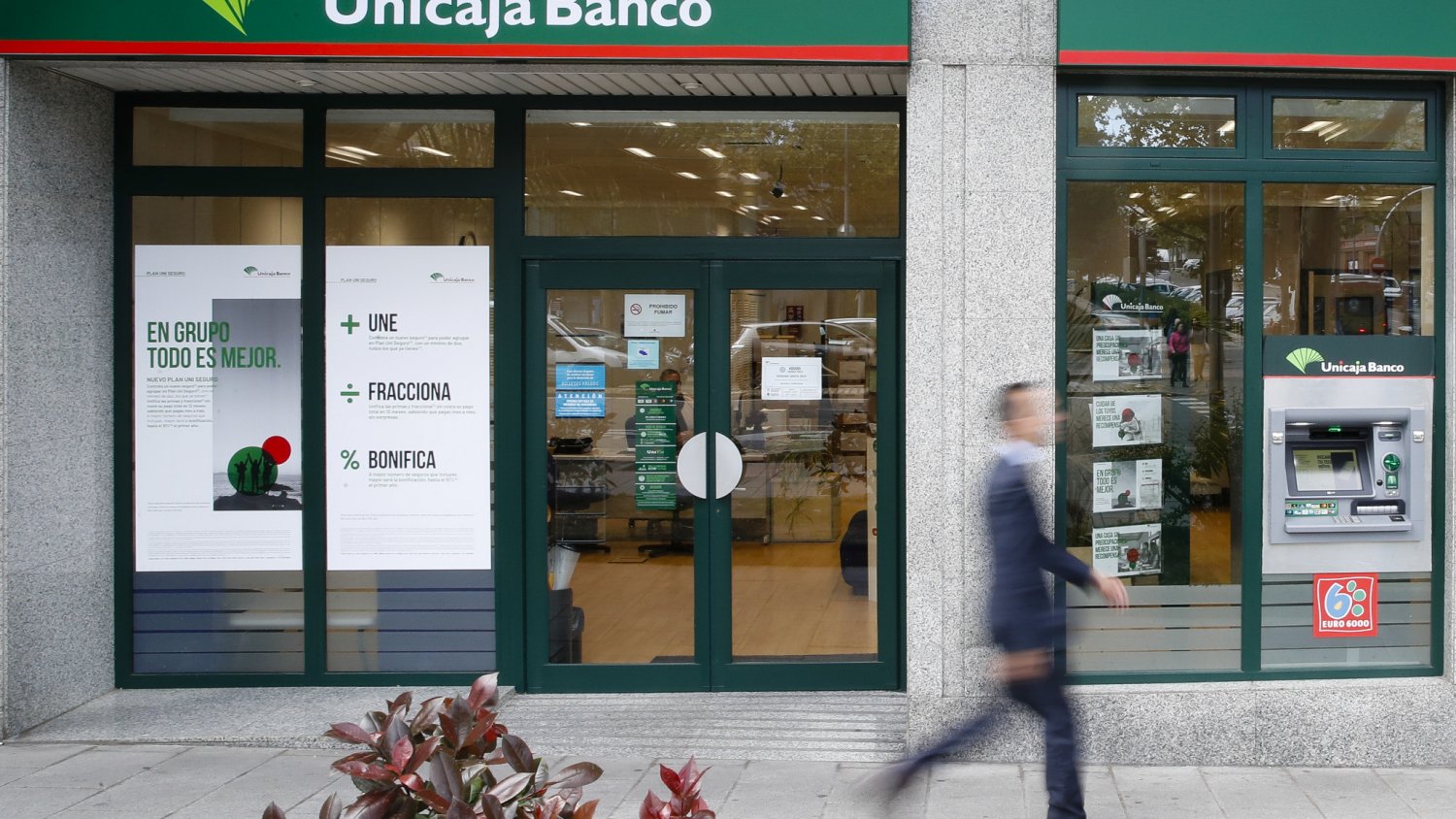 Unicaja Banco ofrece una rebaja del precio de los préstamos preconcedidos y sortea cinco tarjetas de 300€