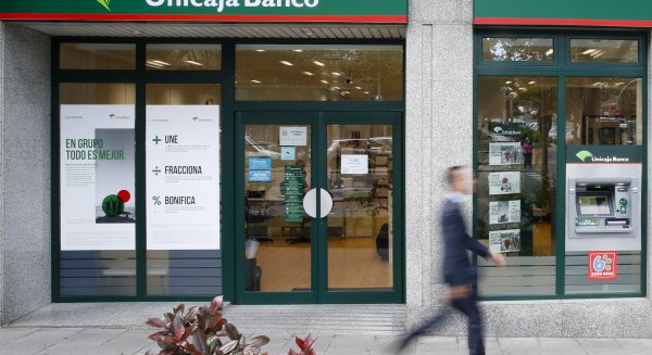 Unicaja Banco ofrece una rebaja del precio de los préstamos preconcedidos y sortea cinco tarjetas de 300€