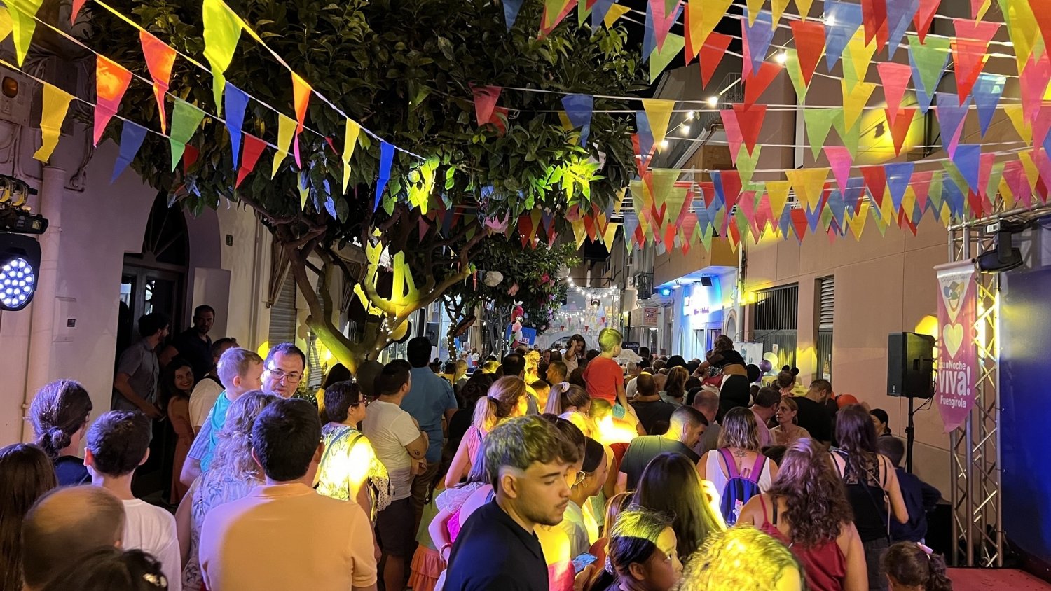 Miles de personas disfrutan de la Noche Viva Fuengirola en doce espacios públicos de la ciudad