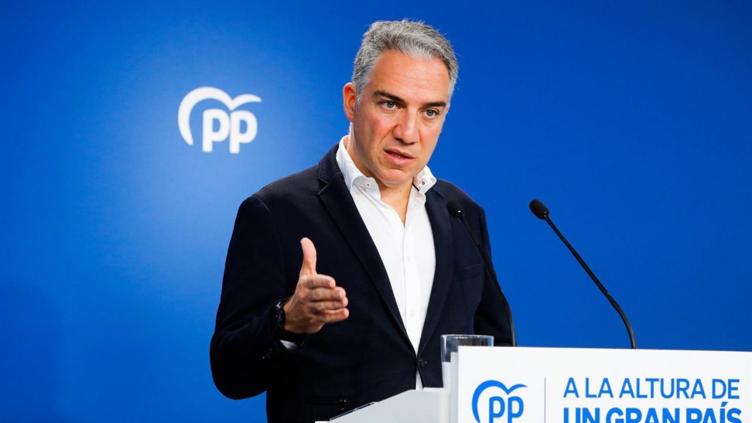 Bendodo denuncia que, con la amnistía, Sánchez está “arrastrando el nombre de España por toda Europa”