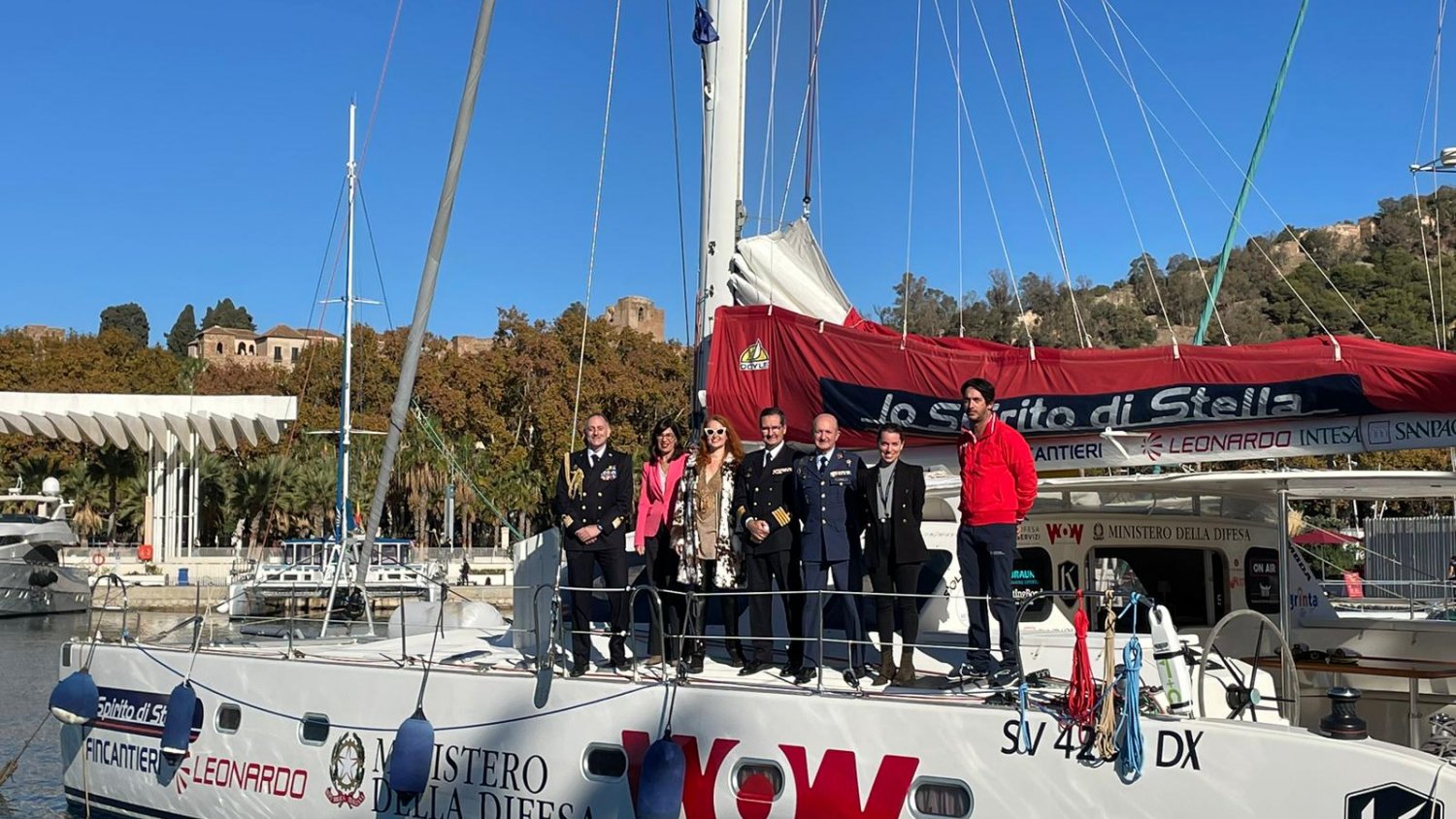 El catamarán Wheels on Waves llega a la marina de megayates de Málaga en su vuelta al mundo solidaria