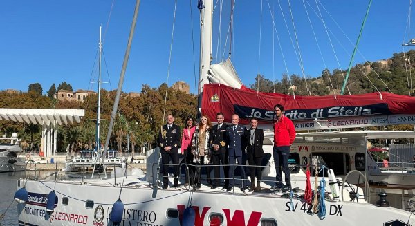 El catamarán Wheels on Waves llega a la marina de megayates de Málaga en su vuelta al mundo solidaria