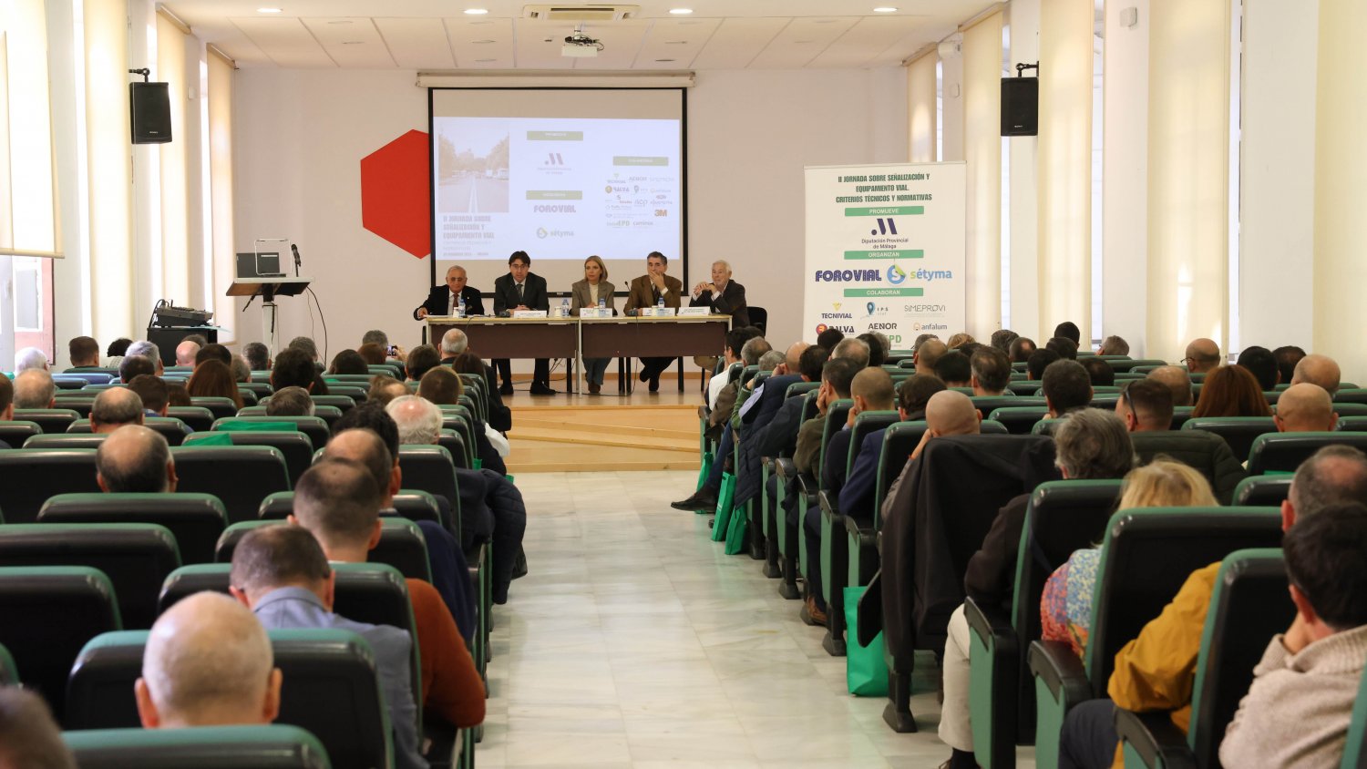 Expertos analizan en Málaga mejoras en la señalización viaria para reforzar la seguridad en las carreteras