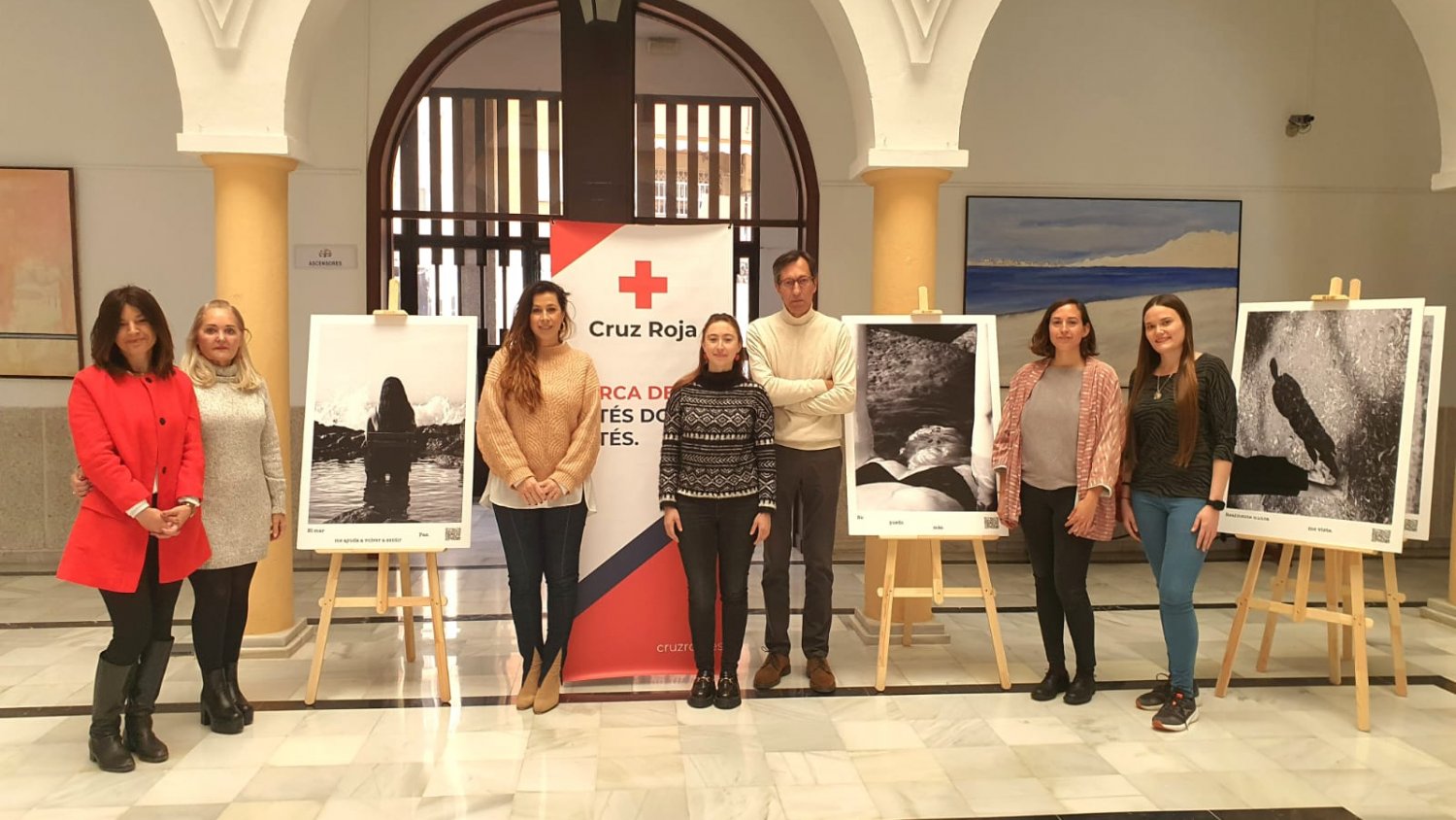 El Ayuntamiento del Rincón de la Victoria y Cruz Roja inauguran una exposición fotográfica con motivo del 25N