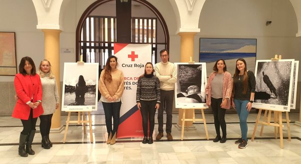 El Ayuntamiento del Rincón de la Victoria y Cruz Roja inauguran una exposición fotográfica con motivo del 25N