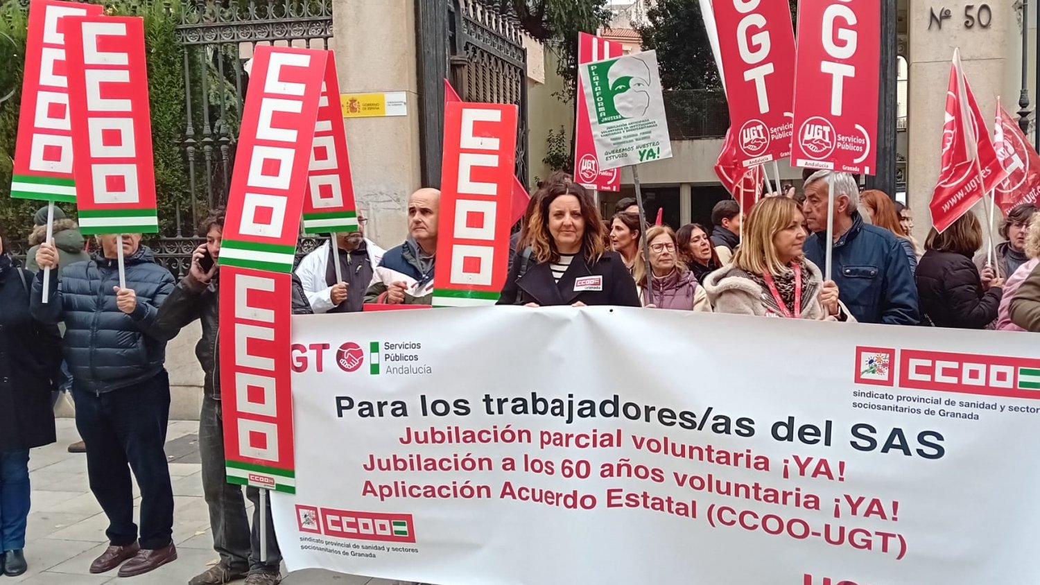 CCOO y UGT, junto a trabajadores del Servicio Andaluz de Salud, exigen la jubilación parcial y a los 60 años