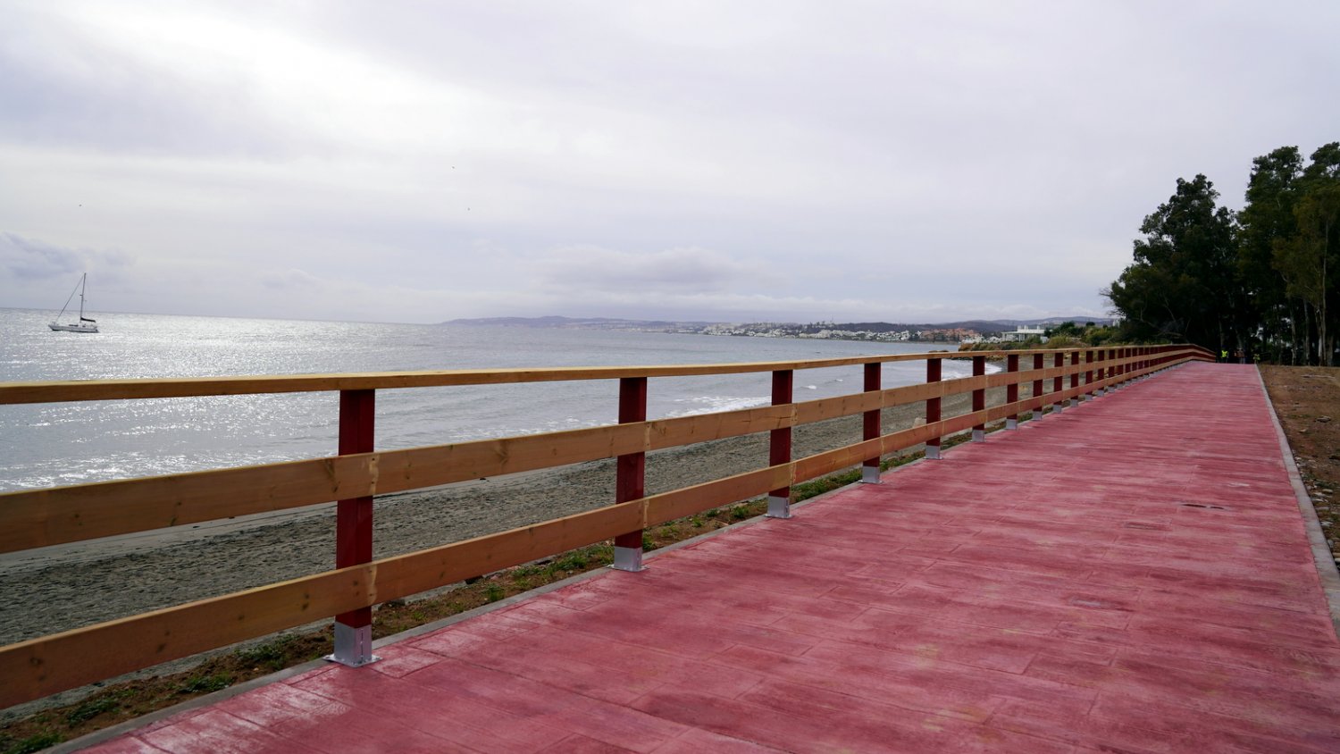 Estepona finaliza las obras del tramo de corredor litoral en la playa del Cristo 