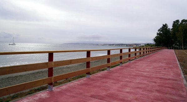 Estepona finaliza las obras del tramo de corredor litoral en la playa del Cristo 