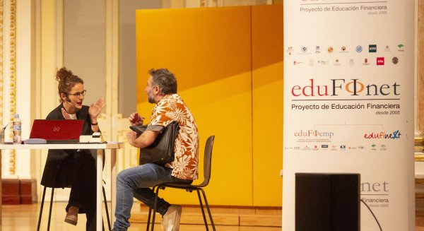El Proyecto Edufinet de Unicaja colabora con la obra de teatro 'Las cosas fáciles', que fomenta la inclusión financiera y digital de los mayores