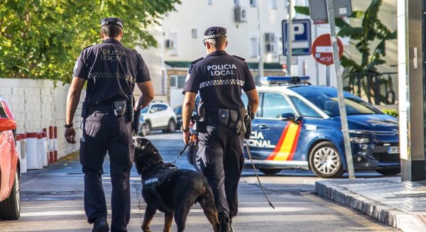 La Policía Local de Torremolinos detiene a dos hombres por robo con violencia y tentativa de homicidio