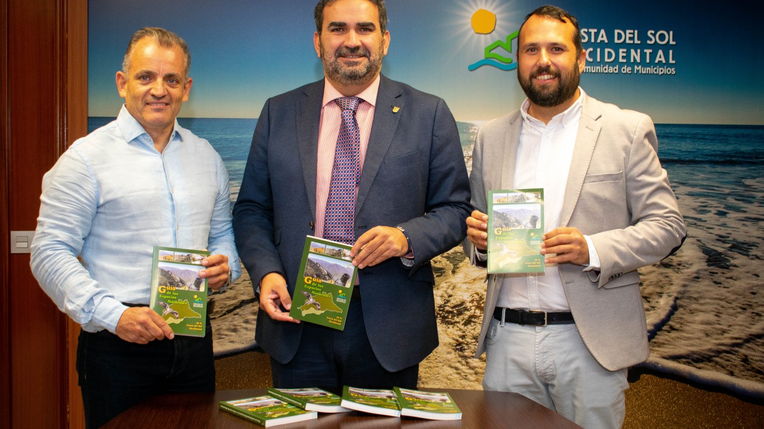 Mancomunidad distribuye 2.000 ejemplares de la Guía de los Espacios Naturales de la Costa del Sol Occidental