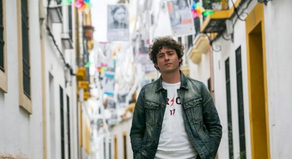El poeta y profesor cordobés Juan Antonio Bernier recibe hoy en Málaga el XXXI Premio de Poesía Manuel Alcántara