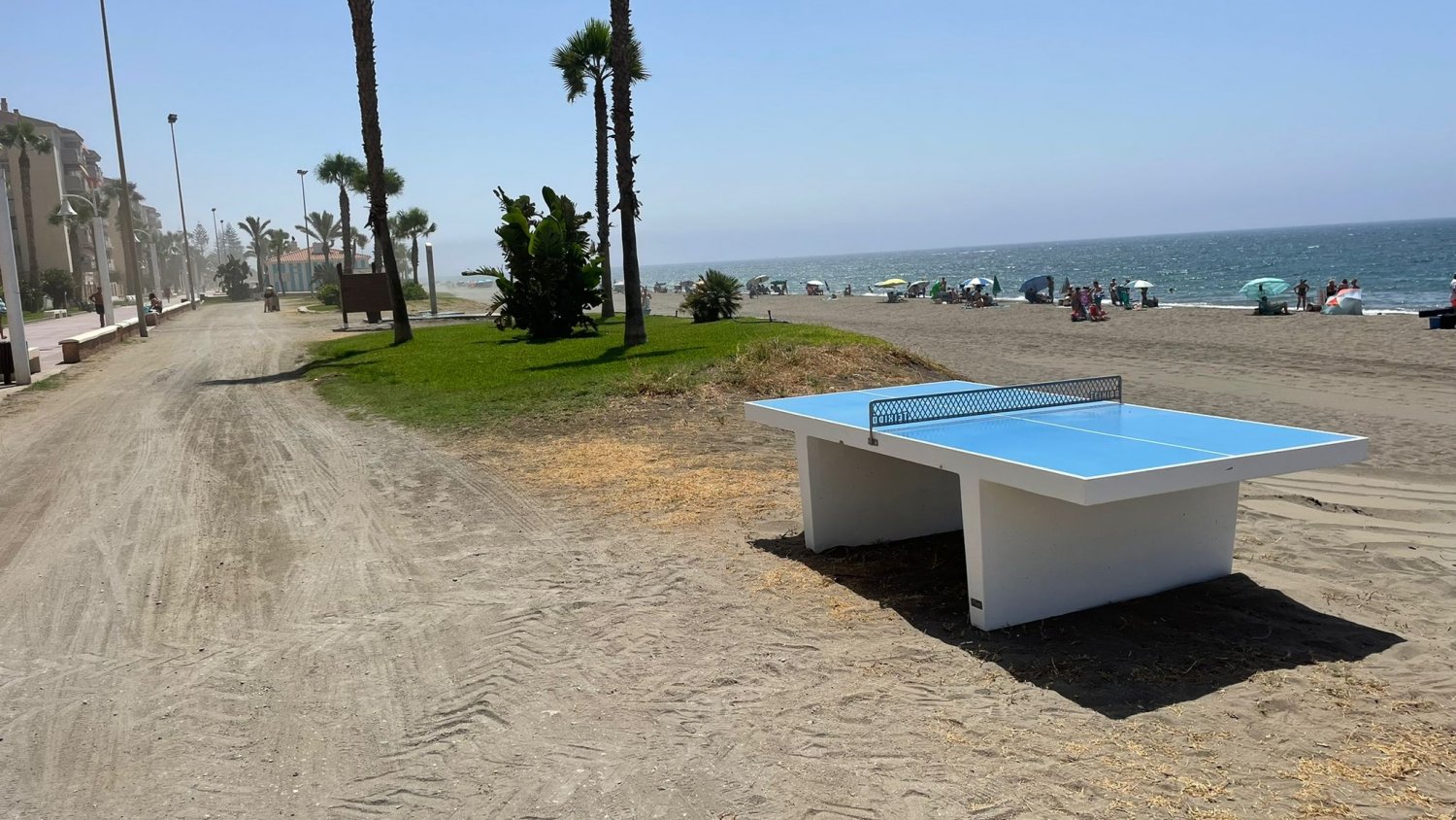 Rincón de la Victoria mejora los servicios de las playas con nuevas instalaciones para los bañistas