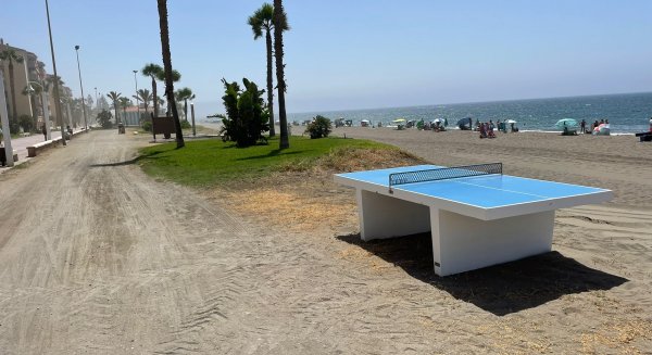 Rincón de la Victoria mejora los servicios de las playas con nuevas instalaciones para los bañistas