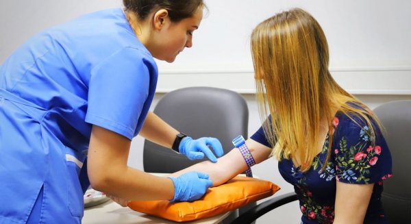El Centro de Transfusión, Tejidos y Células trae su Campaña Navideña de Donación de Sangre al centro de Málaga 