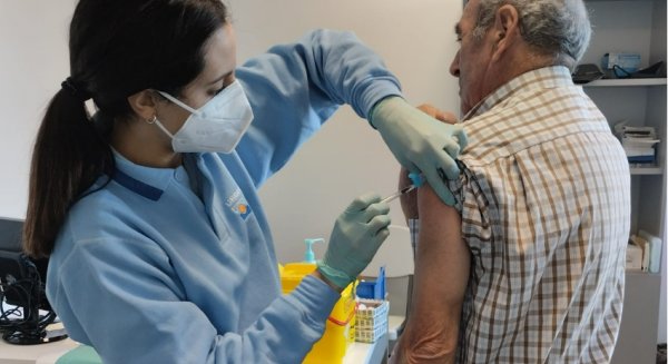 Andalucía volverá a vacunar sin cita frente a la gripe y Covid-19 los días 19, 20 y 21 de diciembre