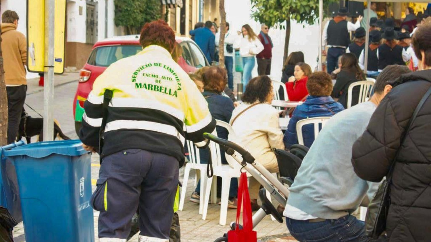Marbella amplia con medio millar de papeleras y 12 operarios su servicio especial de limpieza para Navidad 