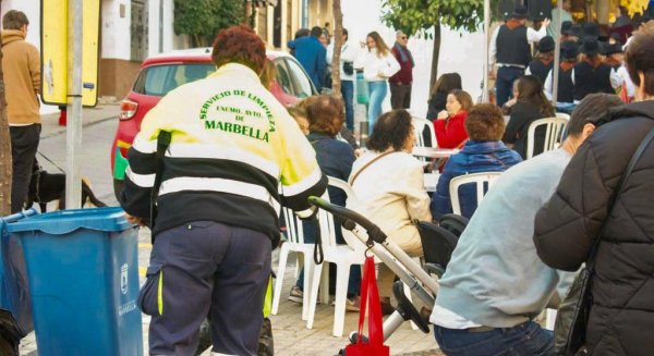 Marbella amplia con medio millar de papeleras y 12 operarios su servicio especial de limpieza para Navidad 