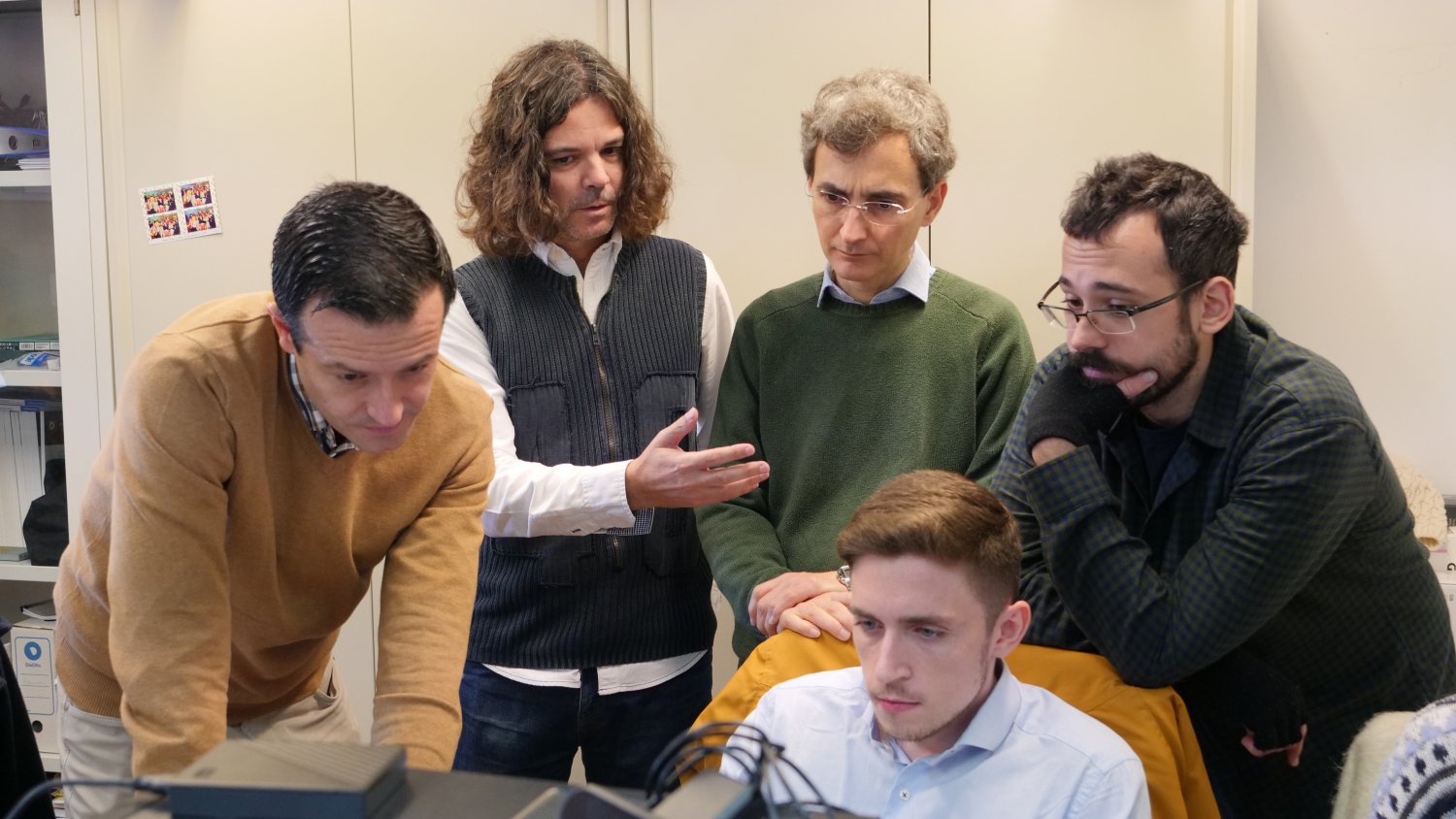 Un sistema diseñado en la Universidad de Málaga detecta la velocidad de vehículos que circulan en una misma vía
