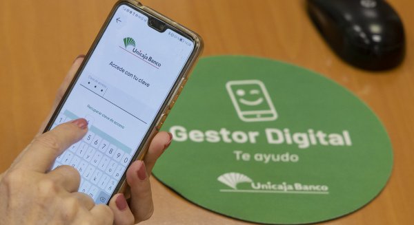 Unicaja Banco implanta en oficinas un nuevo servicio de gestores para ayudar en el uso de los canales digitales