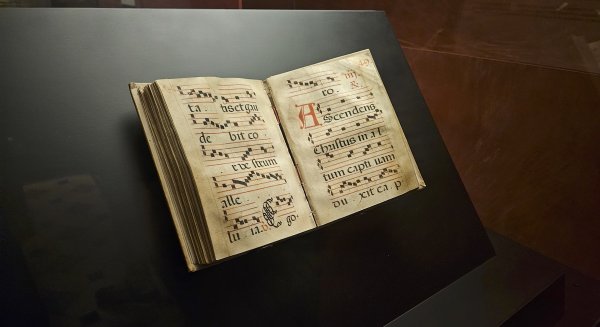El Museo de la Catedral de Málaga expone piezas únicas de su extenso fondo documental