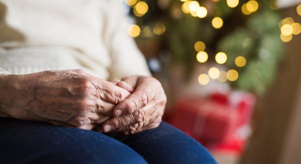 Unicaja y la Fundación Cuidar y Curar colaboran un año más para mitigar la soledad de los mayores en Navidad