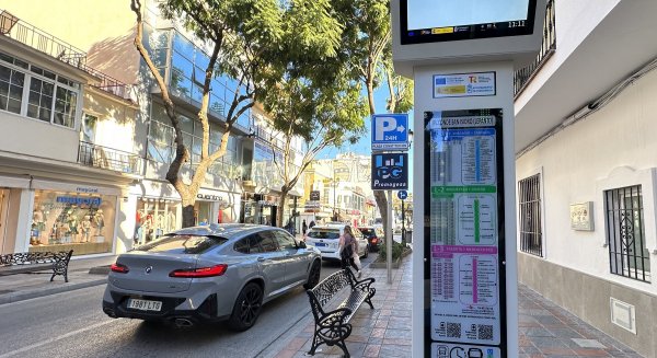 Fuengirola mejora la atención a los usuarios del servicio de transporte urbano con nueva señalética digital e inclusiva