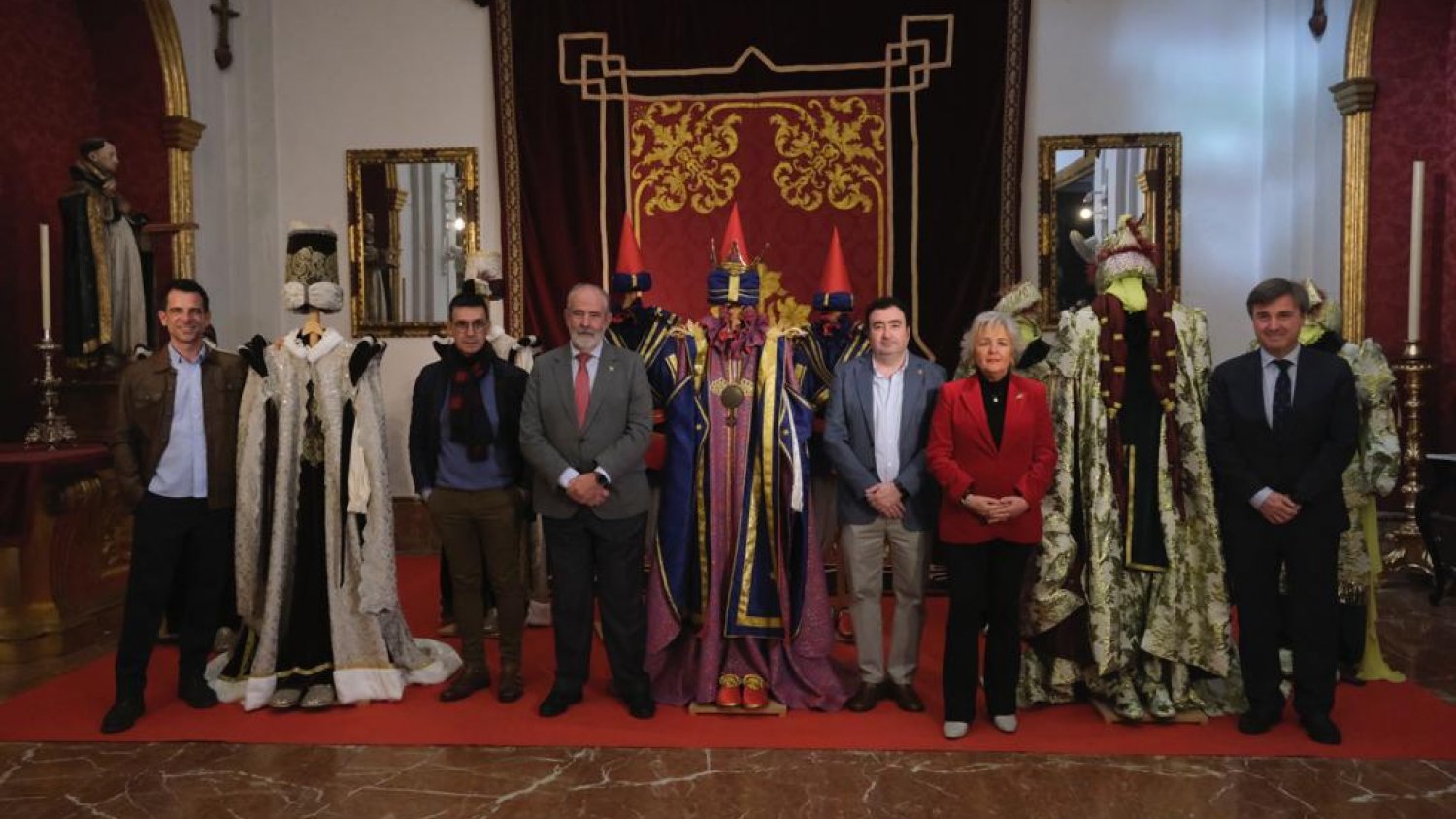 La Agrupación de Cofradías de Málaga expone los trajes de los Reyes Magos para la cabalgata de 2024