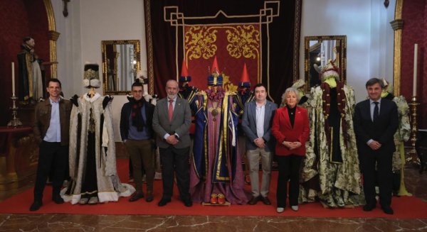 La Agrupación de Cofradías de Málaga expone los trajes de los Reyes Magos para la cabalgata de 2024