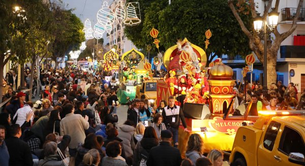 Los Reyes Magos repartirán más de 23.000 kilos de caramelos sin gluten en las cabalgatas de Marbella