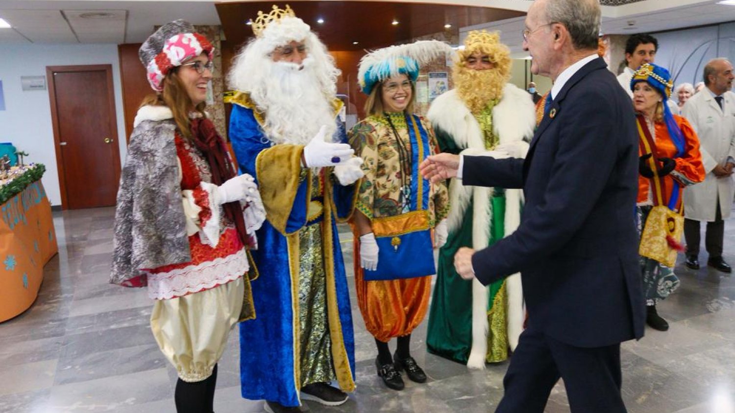 El Hospital Materno Infantil de Málaga recibe la visita de los Reyes Magos 