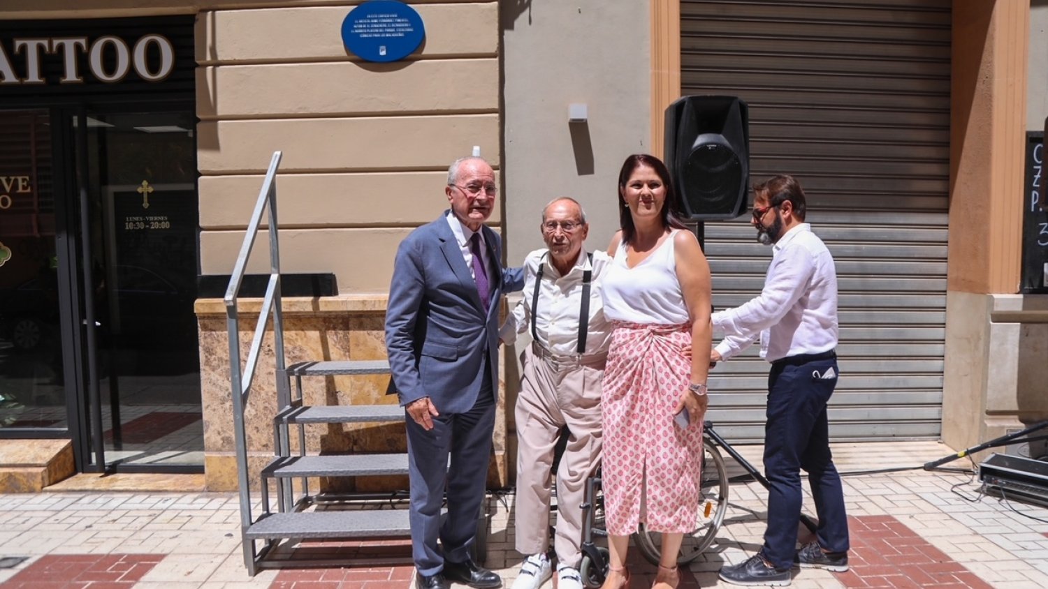 El Ayuntamiento homenajea a Pimentel, escultor del cenachero y el biznaguero, con la colocación de una placa