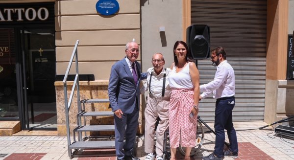 El Ayuntamiento homenajea a Pimentel, escultor del cenachero y el biznaguero, con la colocación de una placa
