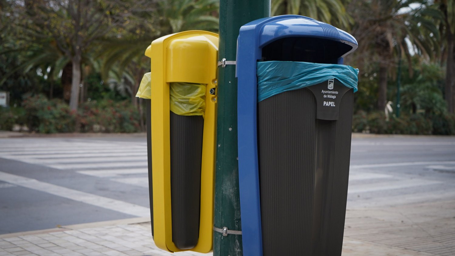 Málaga pone en marcha un proyecto piloto de papeleras selectivas de papel y envase para fomentar el reciclaje