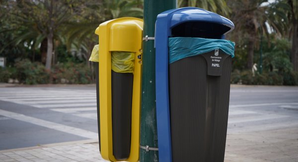 Málaga pone en marcha un proyecto piloto de papeleras selectivas de papel y envase para fomentar el reciclaje
