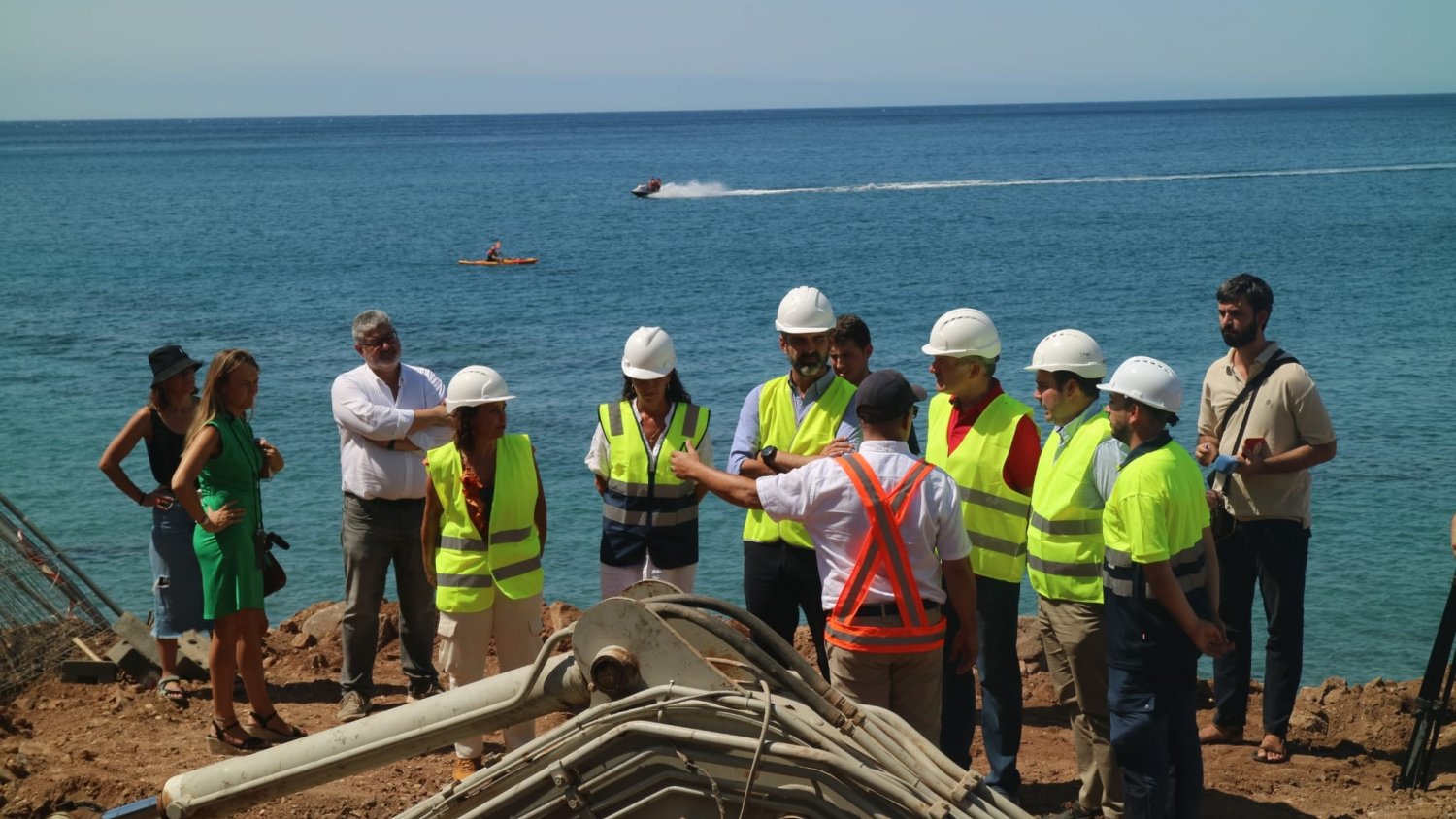 El consejero de Sostenibilidad supervisa la obra iniciada por la Unión Salinera para restablecer la entrada de agua