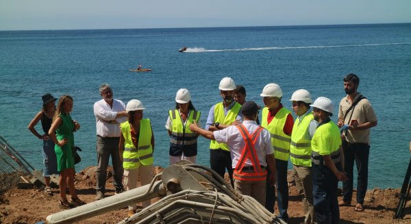 El consejero de Sostenibilidad supervisa la obra iniciada por la Unión Salinera para restablecer la entrada de agua