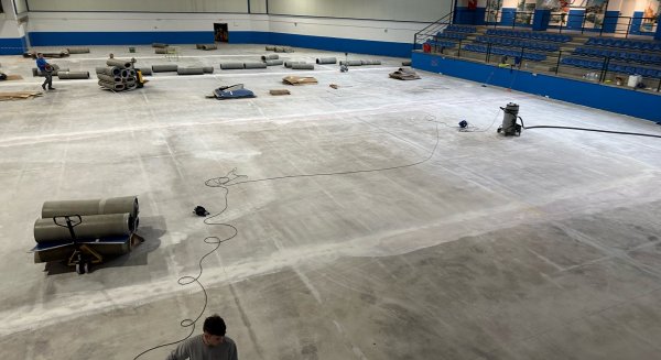 El Ayuntamiento de Fuengirola renueva las pistas deportivas de los pabellones del complejo Elola