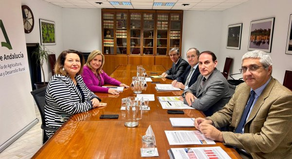 Junta y CEA acuerdan la constitución de un grupo de trabajo empresarial para el agua 