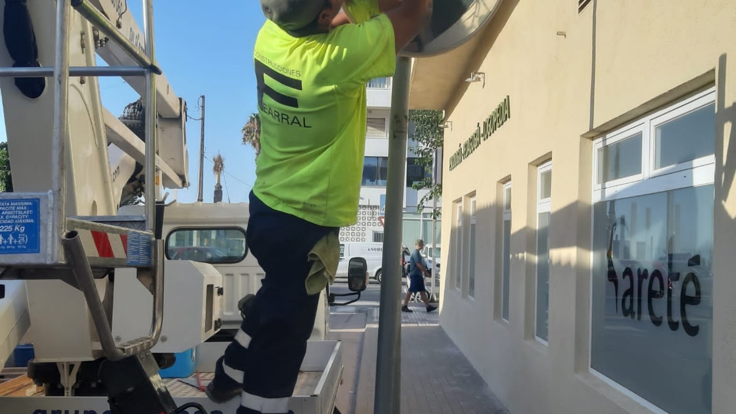 Rincón de la Victoria ejecuta un plan de limpieza en señalización vial para eliminar restos de calima
