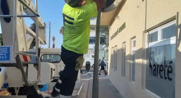 Rincón de la Victoria ejecuta un plan de limpieza en señalización vial para eliminar restos de calima