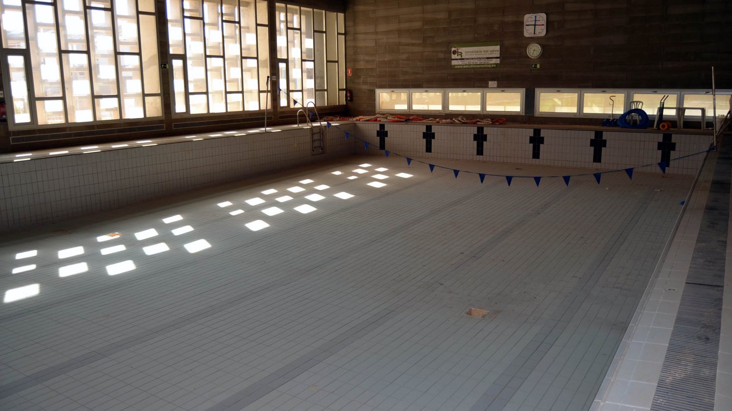 El Ayuntamiento de Campillos avanza en las gestiones para la reparación de la piscina municipal cubierta 