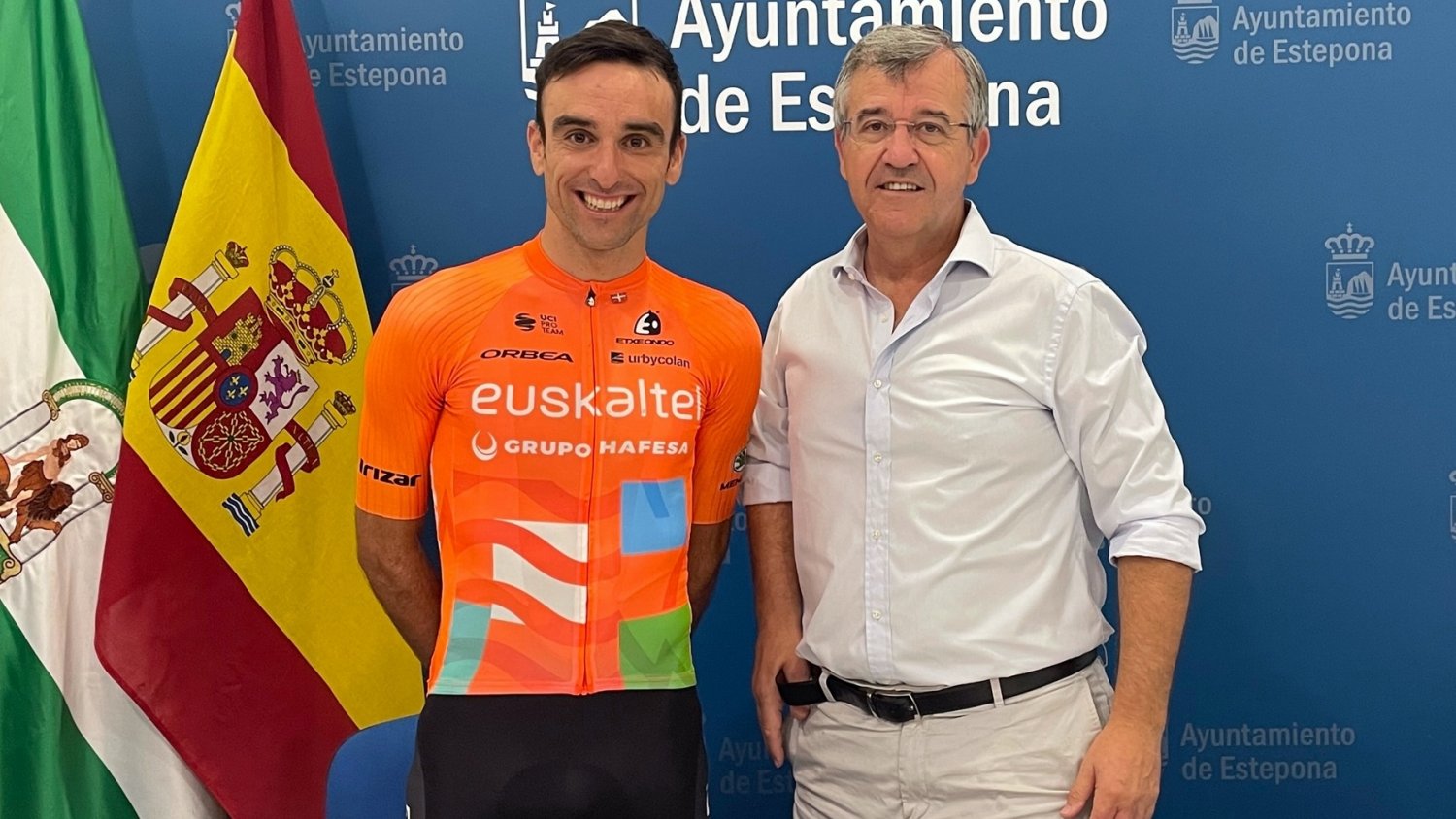 El alcalde de Estepona y el ciclista Luis Ángel Maté presentan una iniciativa solidaria para la recuperación de Sierra Bermeja